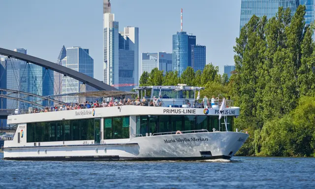 Maria Sibylla Merian (206 Innen- und 208 Außensitzplätze)