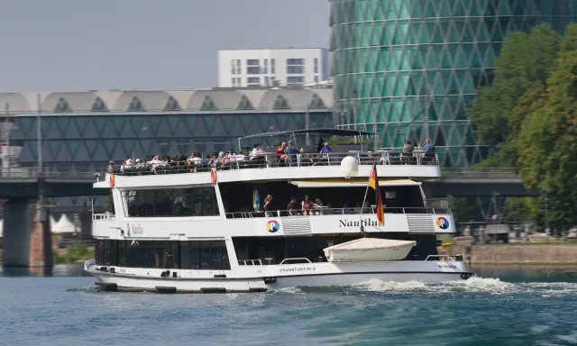 Nautilus (376 Innen- und 200 Außensitzplätze)