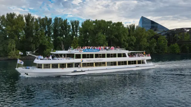 Wappen von Frankfurt (348 Innen- und 176 Außensitzplätze)