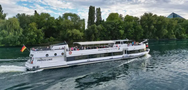 Johann Wolfgang von Goethe (138 Innen- und 167 Außensitzplätze)