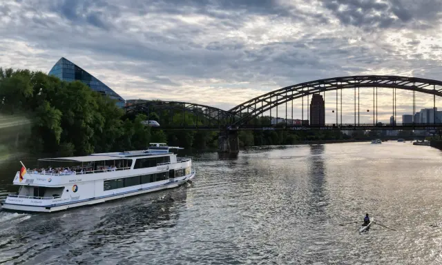 Wikinger (118 Innen- und 100 Außensitzplätze)