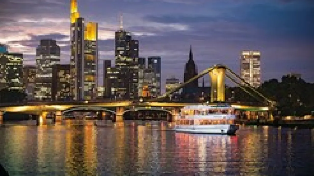 Mit der Primus-Linie besondere Abende erleben: Riversight-Dinner, Skylight-Tour und Feuerwerk