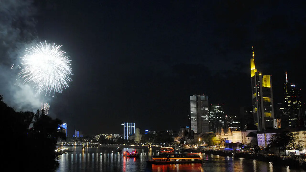 Silvester-Cruise in Frankfurt mit Menü und Live-Musik 2024