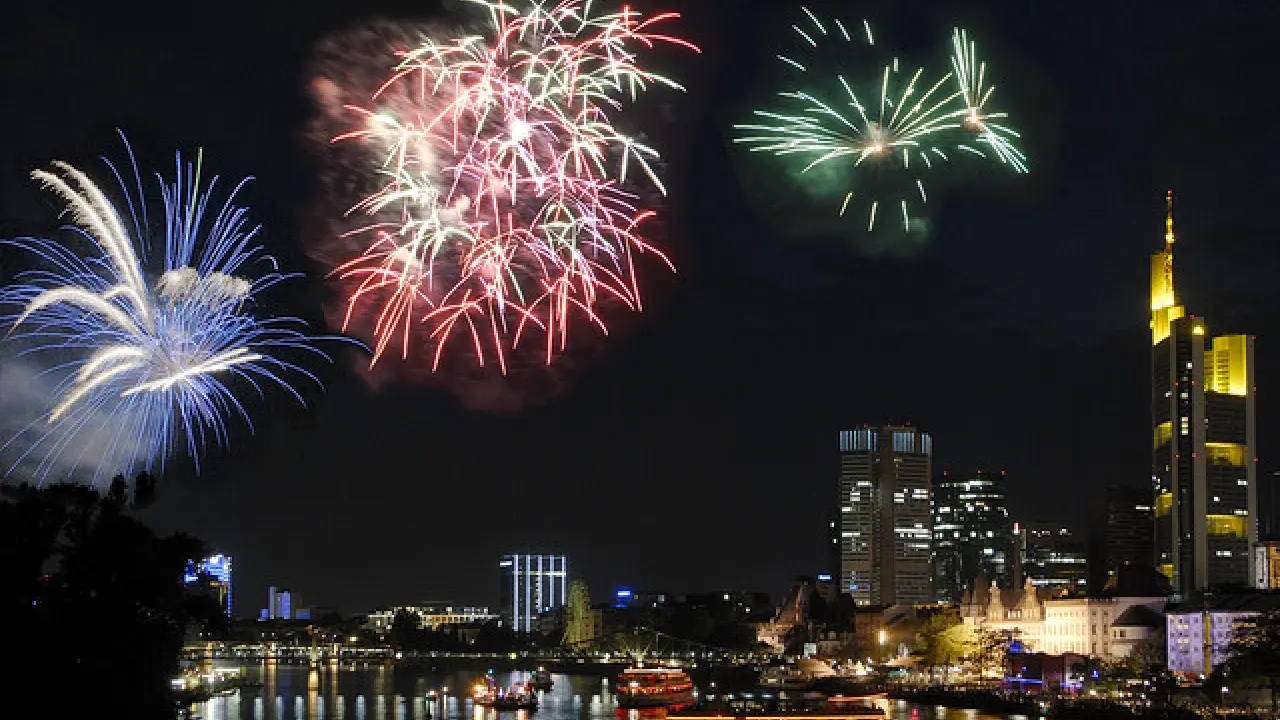 Silvester-Cruise in Frankfurt mit Buffet und DJ 2024